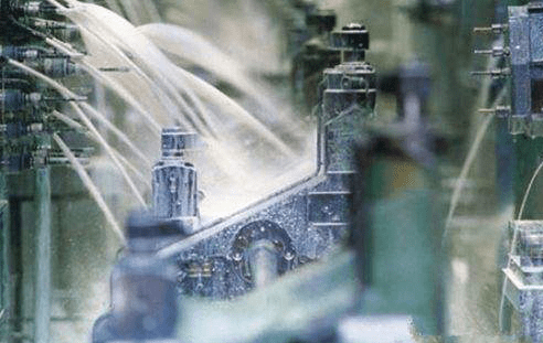 玻璃切削大型消泡現(xiàn)場